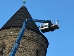 Arbeitsbühne im Einsatz bei Sturmschaden